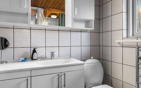 Nedelko - 20M from the Sea: Wastafel, Loodgieterswerkinrichting, Muur, Wastafel In De Badkamer, Flooring, Interieur Ontwerp, Badkamer, Verdieping, Kraan, Badkamerkast