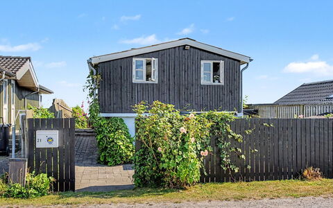 Nedelko - 20M from the Sea: Huis, Dak, Woongebied, Huis, Architectuur, Land Lot, Verblijf, Siding, Tuin, Voorstad