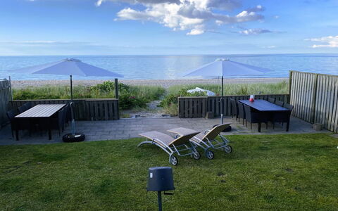 Nedelko - 20M from the Sea: Buitenmeubels, Meubilair, Zee, Stoel, Schaduw, Oceaan, Buitentafel, Kust, Kust, Paraplu