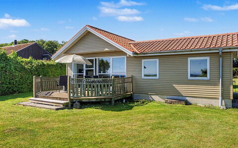 Astrath - 10M from the Sea: Verblijf, Huis, Veranda, Siding, Gazon, Boerderij, Werf, Landgoed, Schaduw