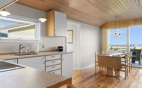 Astrath - 10M from the Sea: Keuken, Flooring, Interieur Ontwerp, Countertop, Meubilair, Verdieping, Hout, Plafond, Lichte Inrichting, Cabinetry