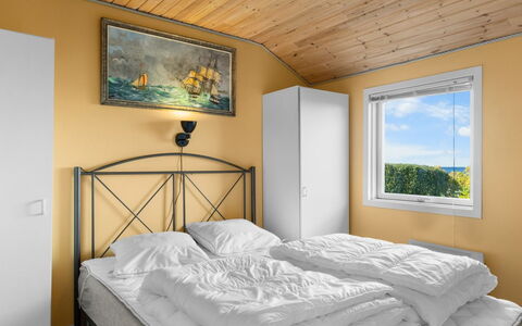 Astrath - 10M from the Sea: Hout, Bed, Slaapkamer, Interieur Ontwerp, Meubilair, Bedding, Verdieping, Laken, Kamer, Bed Frame