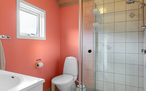Astrath - 10M from the Sea: Badkamer, Loodgieterswerkinrichting, Interieur Ontwerp, Flooring, Verdieping, Toilet, Wastafel, Loodgieter, Plafond, Kraan
