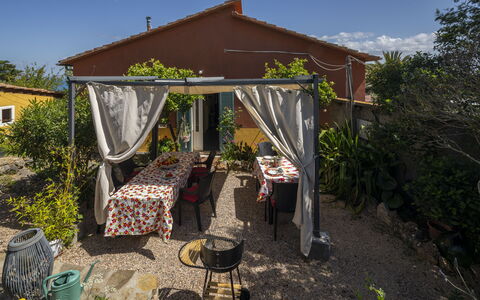 La Torre sul Ponte, Seaview, Garden: Meubilair, Stoel, Tafel, Buitenmeubels, Schaduw, Backyard, Bloempot, Buitentafel, Tuin, Patio