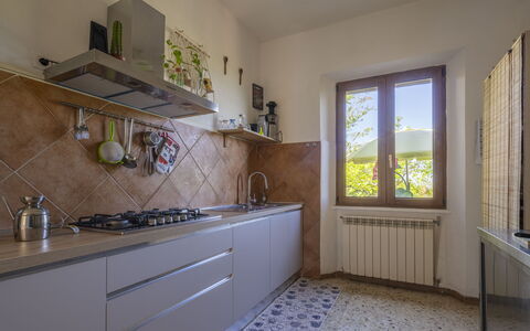 La Torre sul Ponte, Seaview, Garden: Keuken, Toestel Van De Keuken, Major Appliance, Interieur Ontwerp, Hout, Countertop, Flooring, Huishoudapparatuur, Fornuis, Kamer