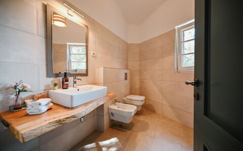 Villa Bogijeva Cliff House, Stunning View: Badkamer, Loodgieterswerkinrichting, Flooring, Interieur Ontwerp, Wastafel In De Badkamer, Wastafel, Verdieping, Kraan, Loodgieter, Verlichting