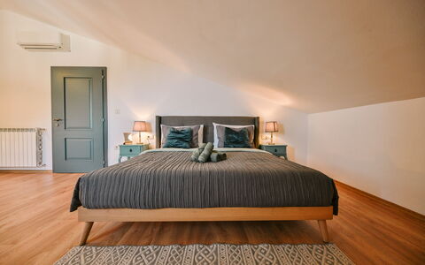 Villa Bogijeva Cliff House, Stunning View: Bed, Meubilair, Interieur Ontwerp, Slaapkamer, Bedding, Laken, Flooring, Verdieping, Hout, Plafond