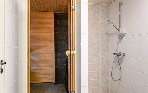 Joutsenranta: Flooring, Muur, Verdieping, Hout, Loodgieterswerkinrichting, Samengesteld Materiaal, Loodgieter, Tegel, Beits, Badkamer