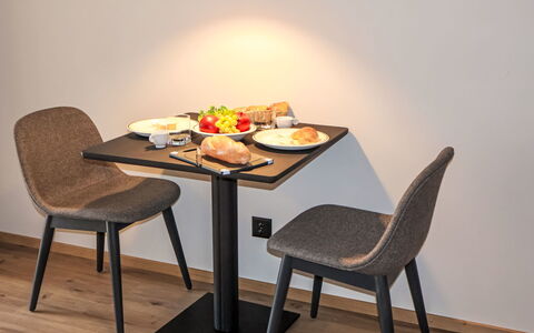 Sonnhalde a: Meubilair, Tafel, Eetkamer, Stoel, Keuken En Eettafel, Beits, Koffietafel, Restaurant, Hardwood, Kamerplant