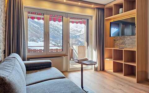 Zermatt 310: Interieur Ontwerp, Kamer, Appartement, Woonkamer, Gordijn, Beits, Televisie, Glacial Landform, Stoel, Hardwood