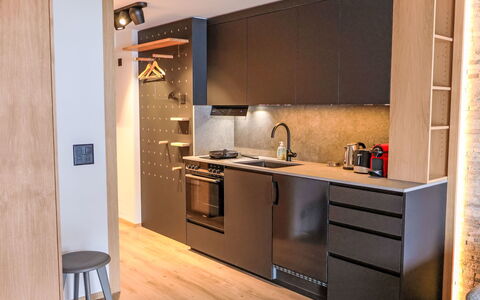 Sonnhalde a: Meubilair, Interieur Ontwerp, Keuken, Flooring, Countertop, Hout, Toestel Van De Keuken, Verdieping, Cabinetry, Kamer