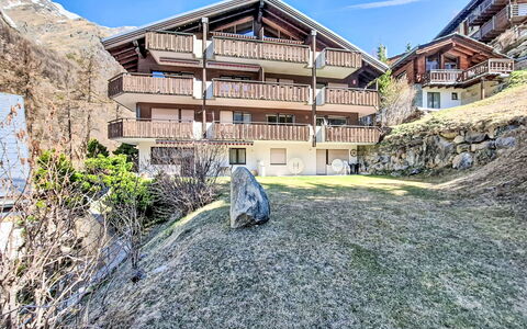 Sonnhalde a: Landgoed, Landscaping, Villa, Haag, Balkon