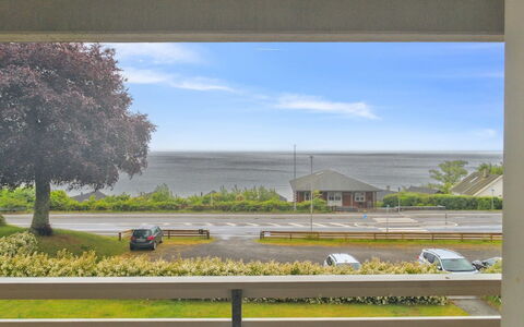 Ømund - 100M from the Sea: Meubilair, Interieur Ontwerp, Flooring, Verdieping, Plafond, Kamer, Stoel, Tafel, Appartement, Keuken En Eettafel