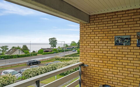Ømund - 100M from the Sea: Meubilair, Interieur Ontwerp, Flooring, Verdieping, Plafond, Kamer, Stoel, Tafel, Appartement, Keuken En Eettafel