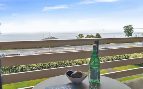 Ømund - 100M from the Sea: Meubilair, Interieur Ontwerp, Flooring, Verdieping, Plafond, Kamer, Stoel, Tafel, Appartement, Keuken En Eettafel