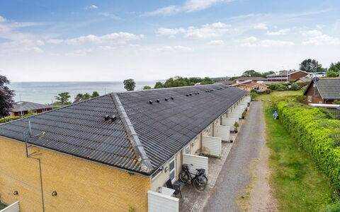 Ømund - 100M from the Sea: Meubilair, Interieur Ontwerp, Flooring, Verdieping, Plafond, Kamer, Stoel, Tafel, Appartement, Keuken En Eettafel