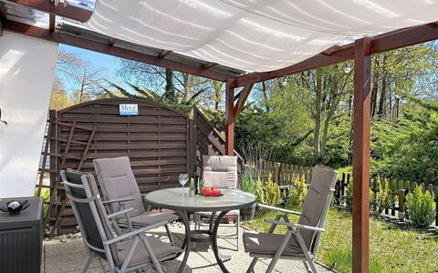 Bungalow 33: Meubilair, Hout, Buitenmeubels, Tafel, Buitentafel, Stoel, Patio, Tuin, Outdoor Structuur, Schaduw