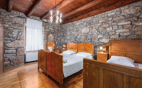 Blašković: Muur, Meubilair, Interieur Ontwerp, Slaapkamer, Plafond, Flooring, Verdieping, Bed, Stenen Muur, Bed Frame