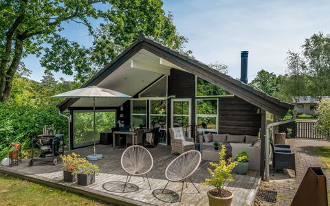 Iorund - 10Km from the Sea: Dak, Huis, Huis, Verblijf, Tuin, Schaduw, Landgoed, Werf, Garden Gebouwen, Veranda