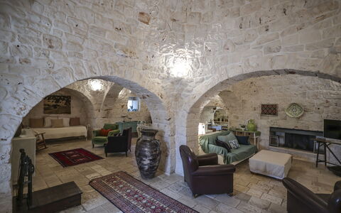 Trulli Experience, Pool, Monopoli: Muur, Meubilair, Flooring, Plafond, Interieur Ontwerp, Verdieping, Verlichting, Bankstel, Kamer, Woonkamer