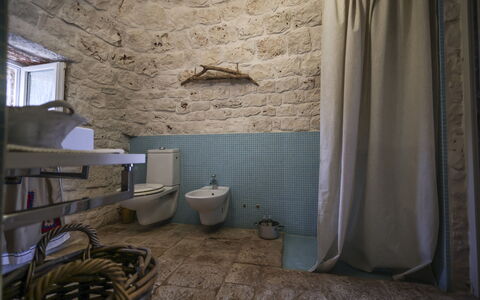 Trulli Experience, Pool, Monopoli: Muur, Loodgieterswerkinrichting, Flooring, Meubilair, Verdieping, Interieur Ontwerp, Badkamer, Wastafel In De Badkamer, Loodgieter, Kraan