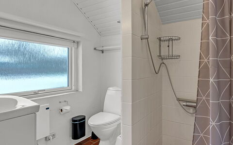 Hielm - 490M from the Sea: Loodgieterswerkinrichting, Badkamer, Flooring, Verdieping, Plafond, Interieur Ontwerp, Toilet, Loodgieter, Wastafel, Kraan