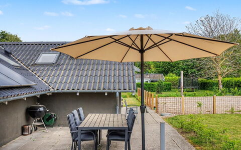 Hielm - 490M from the Sea: Paraplu, Buitenmeubels, Meubilair, Buitentafel, Stoel, Schaduw, Dek, Patio, Tuin, Beits