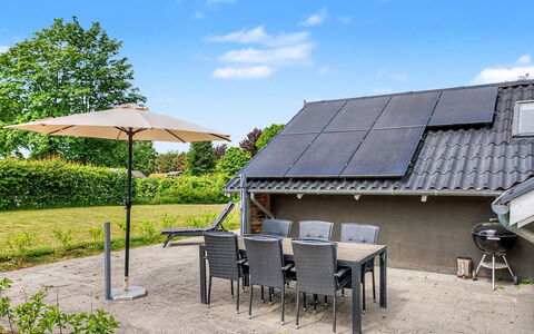 Hielm - 490M from the Sea: Zonne Energie, Zonne-Energie, Buitenmeubels, Stoel, Buitentafel, Schaduw, Patio, Bloempot, Tuin