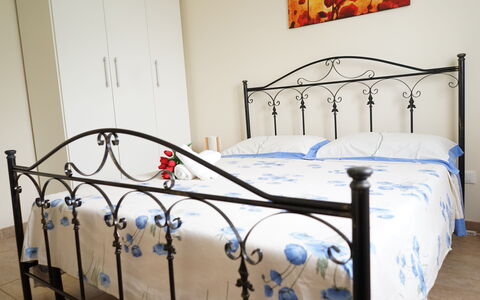 Villa Antony: Bed, Meubilair, Slaapkamer, Bedding, Laken, Interieur Ontwerp, Linens, Bed Frame, Verdieping, Flooring