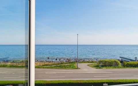 Juna - 50M from the Sea: Blauw, Verblijf, Huis, Huis, Boerderij, Landgoed, Siding