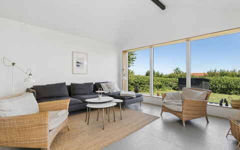 Karlotta - 500M from the Sea: Hout, Flooring, Meubilair, Verdieping, Interieur Ontwerp, Bankstel, Huis, Plafond, Woonkamer, Stoel
