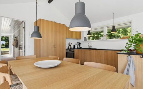 Karlotta - 500M from the Sea: Meubilair, Interieur Ontwerp, Flooring, Hout, Keuken, Lichte Inrichting, Countertop, Plafond, Verdieping, Keuken En Eettafel