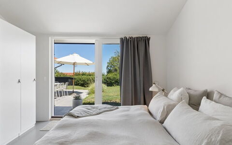 Karlotta - 500M from the Sea: Plafond, Slaapkamer, Flooring, Verdieping, Interieur Ontwerp, Huis, Bed, Meubilair, Linens