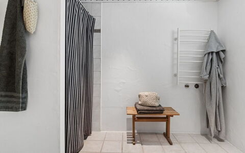Karlotta - 500M from the Sea: Flooring, Interieur Ontwerp, Verdieping, Plafond, Handdoek, Kamer, Tegel, Loodgieterswerkinrichting, Badkamer
