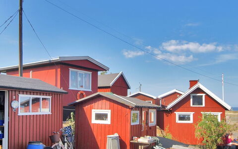 Karlotta - 500M from the Sea: Gebouw, Venster, Huis, Dak, Huis, Architectuur, Woongebied, Verblijf, Siding, Deur