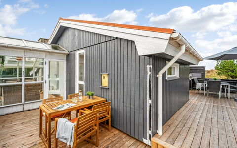 Hanne - 750M from the Sea: Meubilair, Hout, Interieur Ontwerp, Flooring, Verdieping, Stoel, Kamer, Plafond, Woonkamer, Appartement