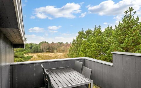 Hanne - 750M from the Sea: Meubilair, Hout, Interieur Ontwerp, Flooring, Verdieping, Stoel, Kamer, Plafond, Woonkamer, Appartement