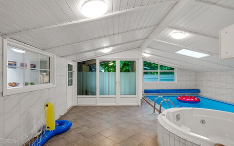 Mena - 10Km from the Sea: Meubilair, Hout, Interieur Ontwerp, Flooring, Verdieping, Stoel, Kamer, Plafond, Woonkamer, Appartement
