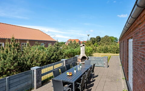 Merit - 3.2Km from the Sea: Meubilair, Hout, Interieur Ontwerp, Flooring, Verdieping, Stoel, Kamer, Plafond, Woonkamer, Appartement