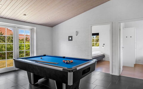 Merit - 3.2Km from the Sea: Meubilair, Hout, Interieur Ontwerp, Flooring, Verdieping, Stoel, Kamer, Plafond, Woonkamer, Appartement