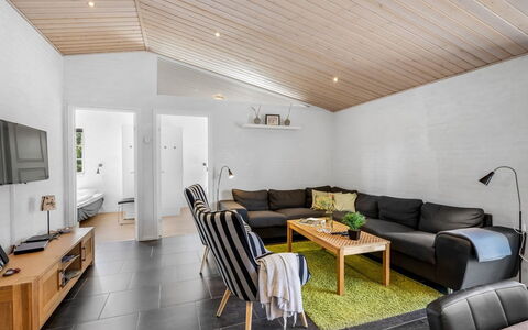 Merit - 3.2Km from the Sea: Meubilair, Hout, Interieur Ontwerp, Flooring, Verdieping, Stoel, Kamer, Plafond, Woonkamer, Appartement