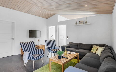 Merit - 3.2Km from the Sea: Meubilair, Hout, Interieur Ontwerp, Flooring, Verdieping, Stoel, Kamer, Plafond, Woonkamer, Appartement