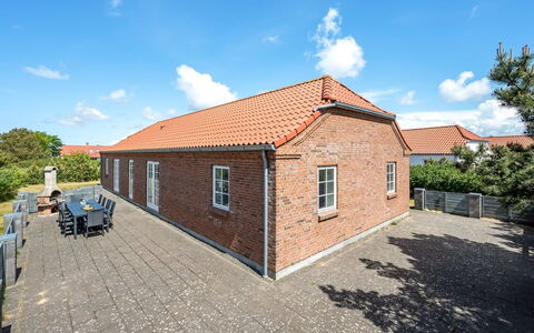 Merit - 3.2Km from the Sea: Meubilair, Hout, Interieur Ontwerp, Flooring, Verdieping, Stoel, Kamer, Plafond, Woonkamer, Appartement