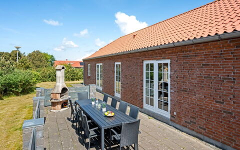 Merit - 3.2Km from the Sea: Meubilair, Hout, Interieur Ontwerp, Flooring, Verdieping, Stoel, Kamer, Plafond, Woonkamer, Appartement