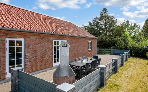 Merit - 3.2Km from the Sea: Meubilair, Hout, Interieur Ontwerp, Flooring, Verdieping, Stoel, Kamer, Plafond, Woonkamer, Appartement