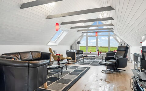 Siljana - 200M from the Sea: Meubilair, Hout, Interieur Ontwerp, Flooring, Verdieping, Stoel, Kamer, Plafond, Woonkamer, Appartement