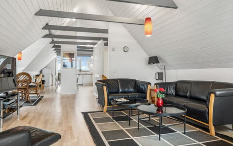 Siljana - 200M from the Sea: Meubilair, Hout, Interieur Ontwerp, Flooring, Verdieping, Stoel, Kamer, Plafond, Woonkamer, Appartement
