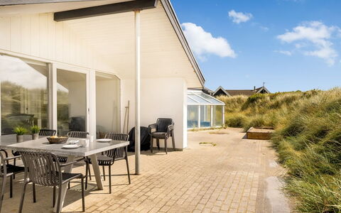 Nimrod - 70M from the Sea: Meubilair, Interieur Ontwerp, Flooring, Verdieping, Plafond, Kamer, Stoel, Tafel, Appartement, Keuken En Eettafel