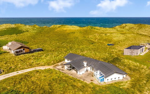 Nimrod - 70M from the Sea: Meubilair, Interieur Ontwerp, Flooring, Verdieping, Plafond, Kamer, Stoel, Tafel, Appartement, Keuken En Eettafel