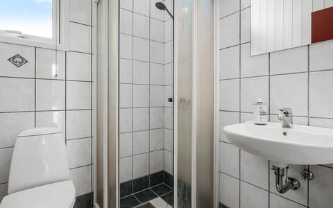 Margrethe - 600M from the Sea: Flooring, Verdieping, Interieur Ontwerp, Kamer, Loodgieterswerkinrichting, Plafond, Badkamer, Toilet, Loodgieter, Wastafel
